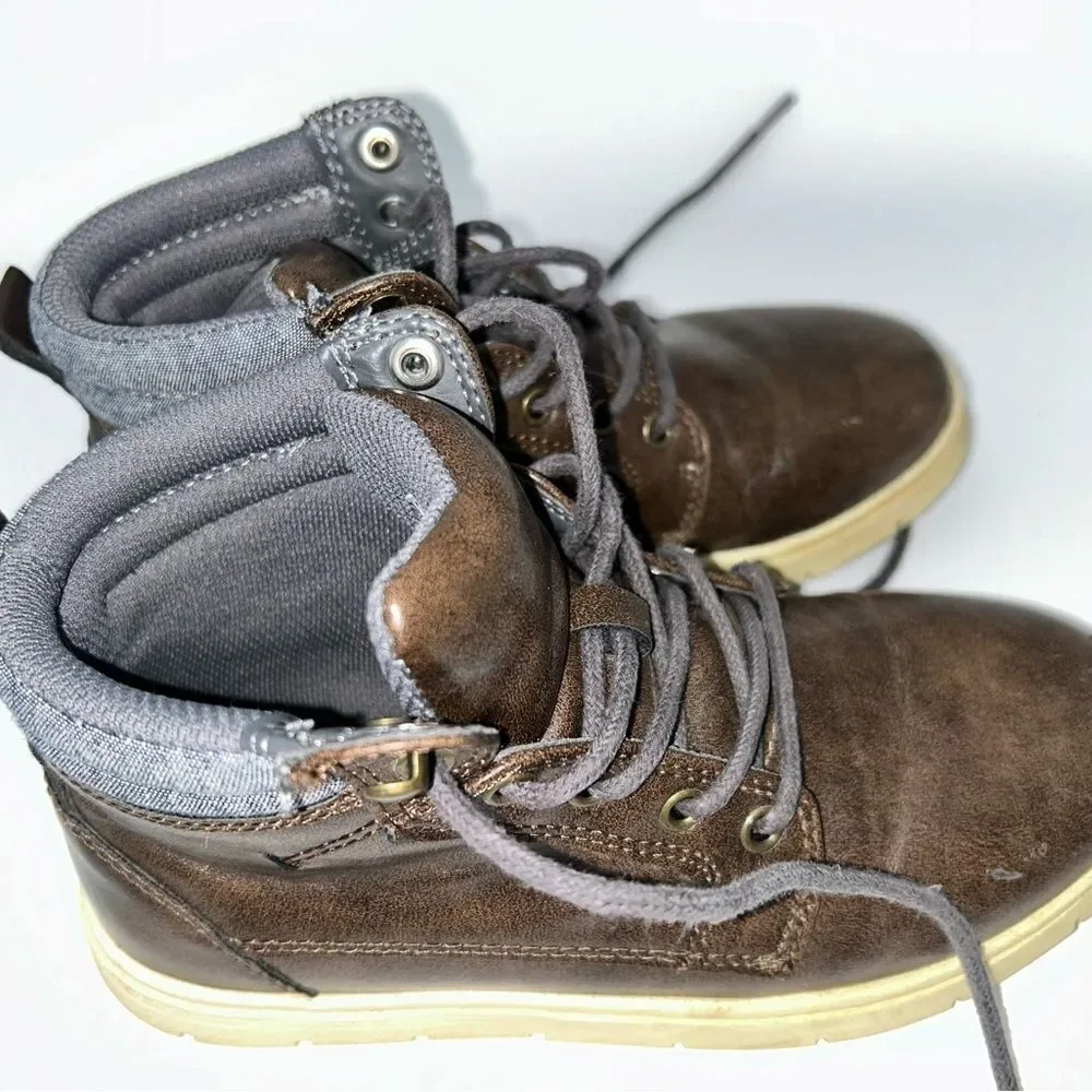 Cat&Jack boys boots, brown, size 2 - Picture 3 of 5